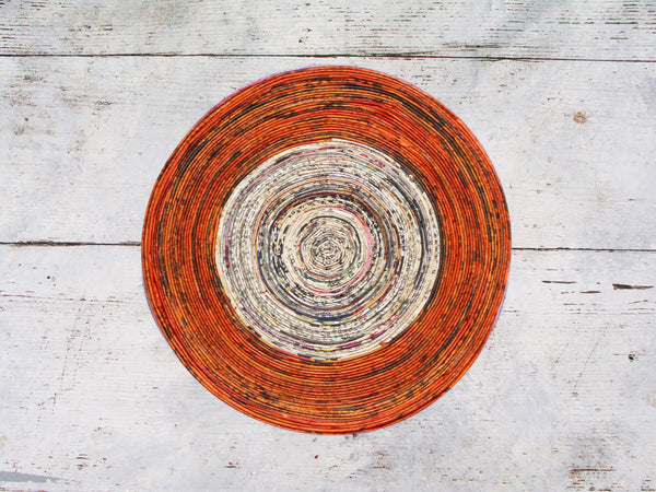 Newspaper table mat - Round, small; 9 colours